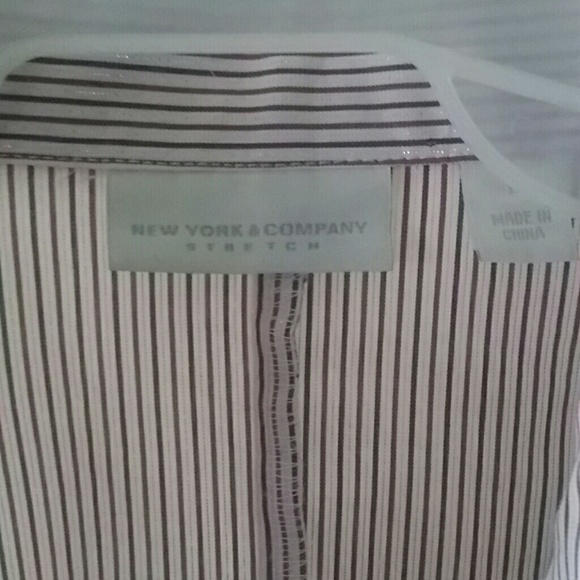 Beautiful button down top - Picture 3 of 3